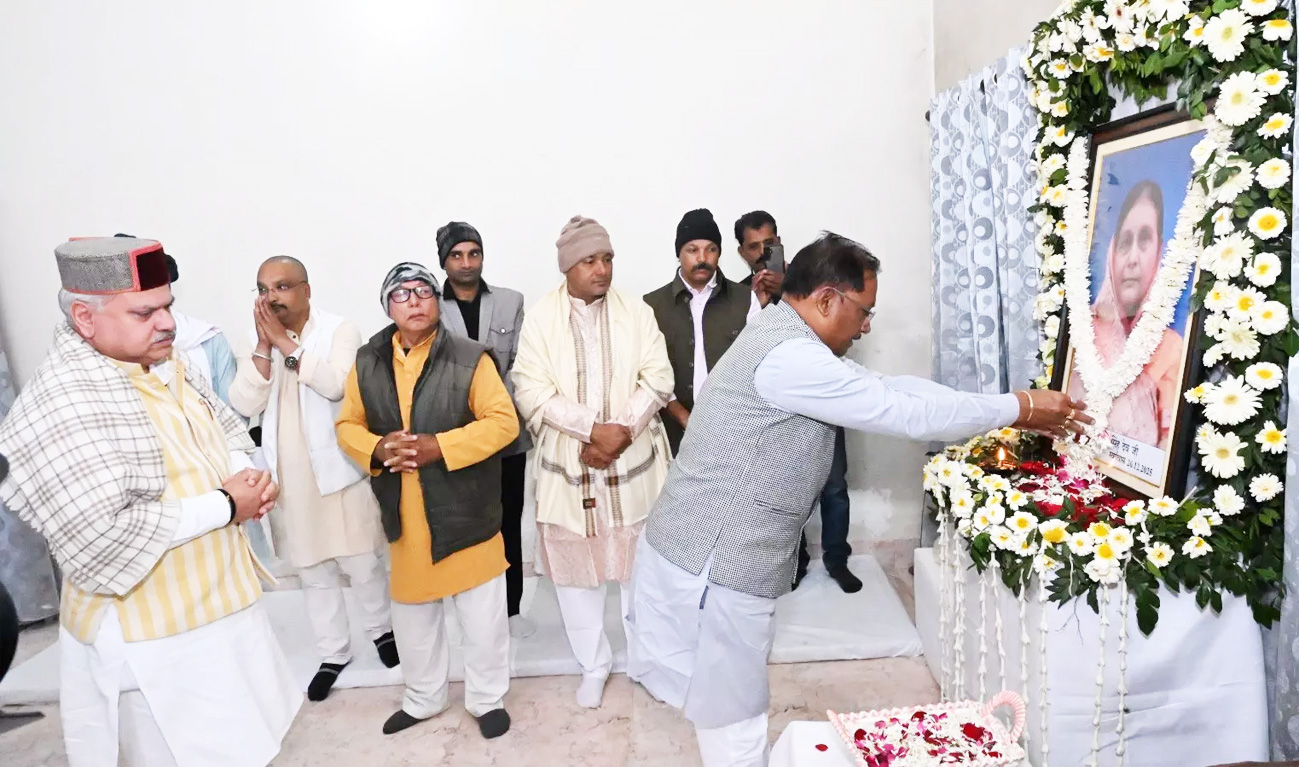 CM साय ने अंबिकापुर में स्वर्णलता सिंहदेव को पुष्पांजलि अर्पित कर श्रद्धांजलि दी