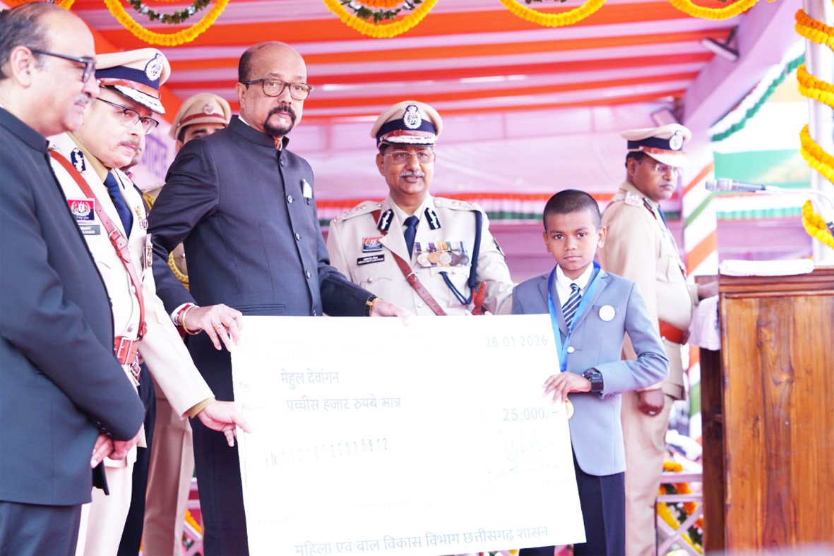 राज्यपाल रमेन डेका ने राजधानी के मुख्य समारोह में विजेताओं को किया सम्मानित