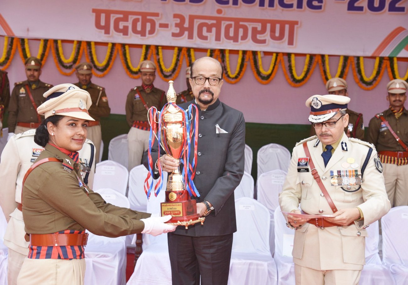 राज्यपाल ने गणतंत्र दिवस समारोह में वीरता, शौर्य एवं उत्कृष्ट सेवा के लिए किया सम्मानित