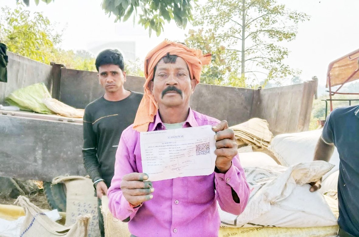 समय पर भुगतान, मजबूत भविष्य : किसान दुर्गा प्रसाद के चेहरे पर आत्मविश्वास और संतोष की मुस्कान