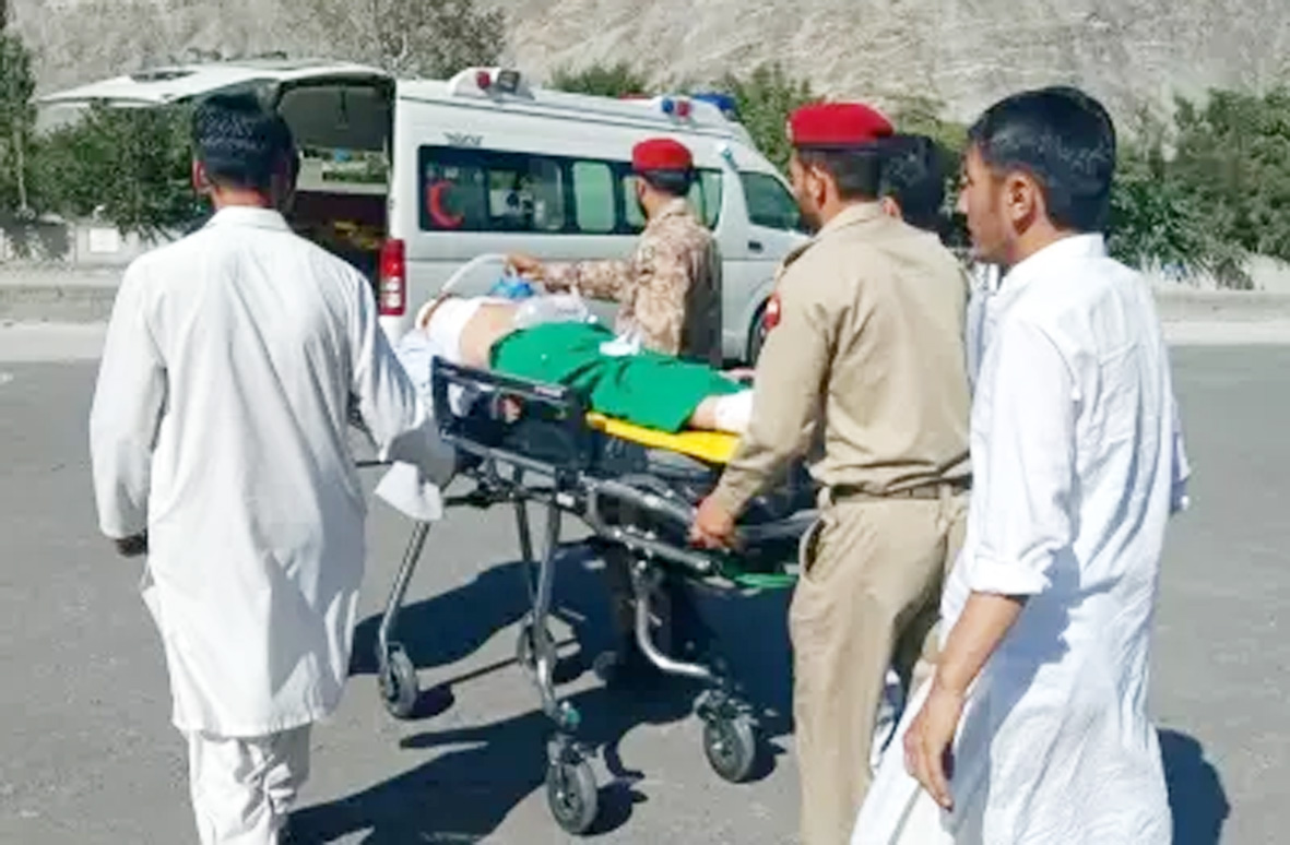 पाकिस्तान के पंजाब में तलागंग के पास खाई में बस गिरने से पांच लोगों की मौत