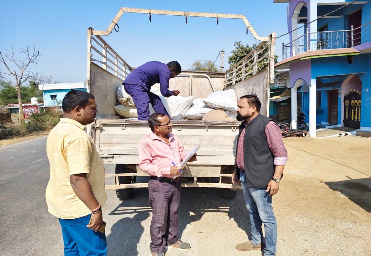 अनियमितता पर प्रशासन की बड़ी कार्रवाई, तीन पोहा मिलों के स्टॉक सील