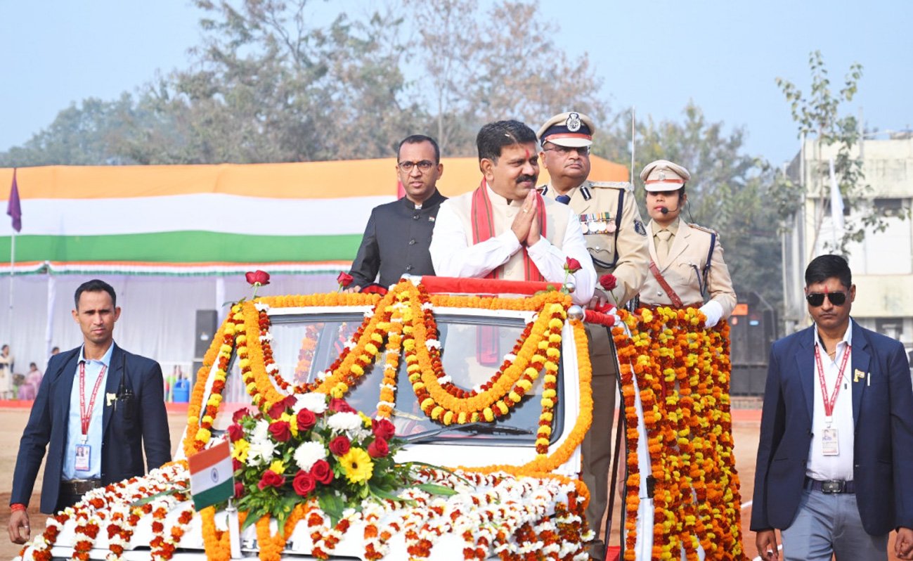 गणतंत्र दिवस : उप मुख्यमंत्री विजय शर्मा ने अम्बिकापुर के पीजी कॉलेज मैदान में फहराया राष्ट्रीय ध्वज