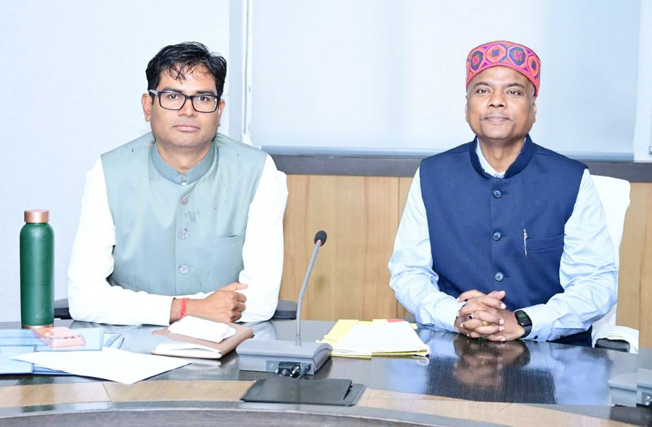 वित्त मंत्री श्री चौधरी ने मंत्री श्री केदार कश्यप के विभागों के बजट तैयारियों पर की चर्चा