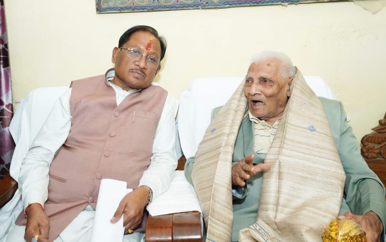 मुख्यमंत्री विष्णुदेव साय ने लोकतंत्र सेनानी से की मुलाकात