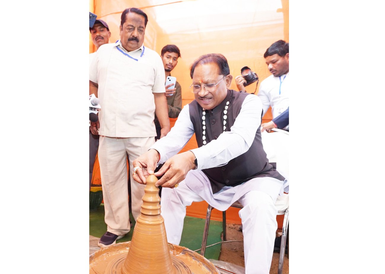 मुख्यमंत्री साय ने कुम्हार के चाक पर गढ़ा दीया, पारंपरिक शिल्पकारों से किया आत्मीय संवाद