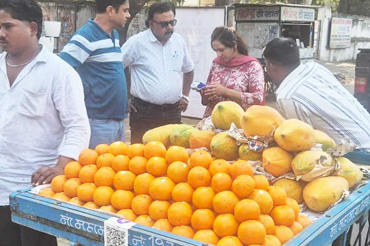 निगम द्वारा अमृततुल्य दुकान और छह फल ठेला संचालकों पर जुर्माना