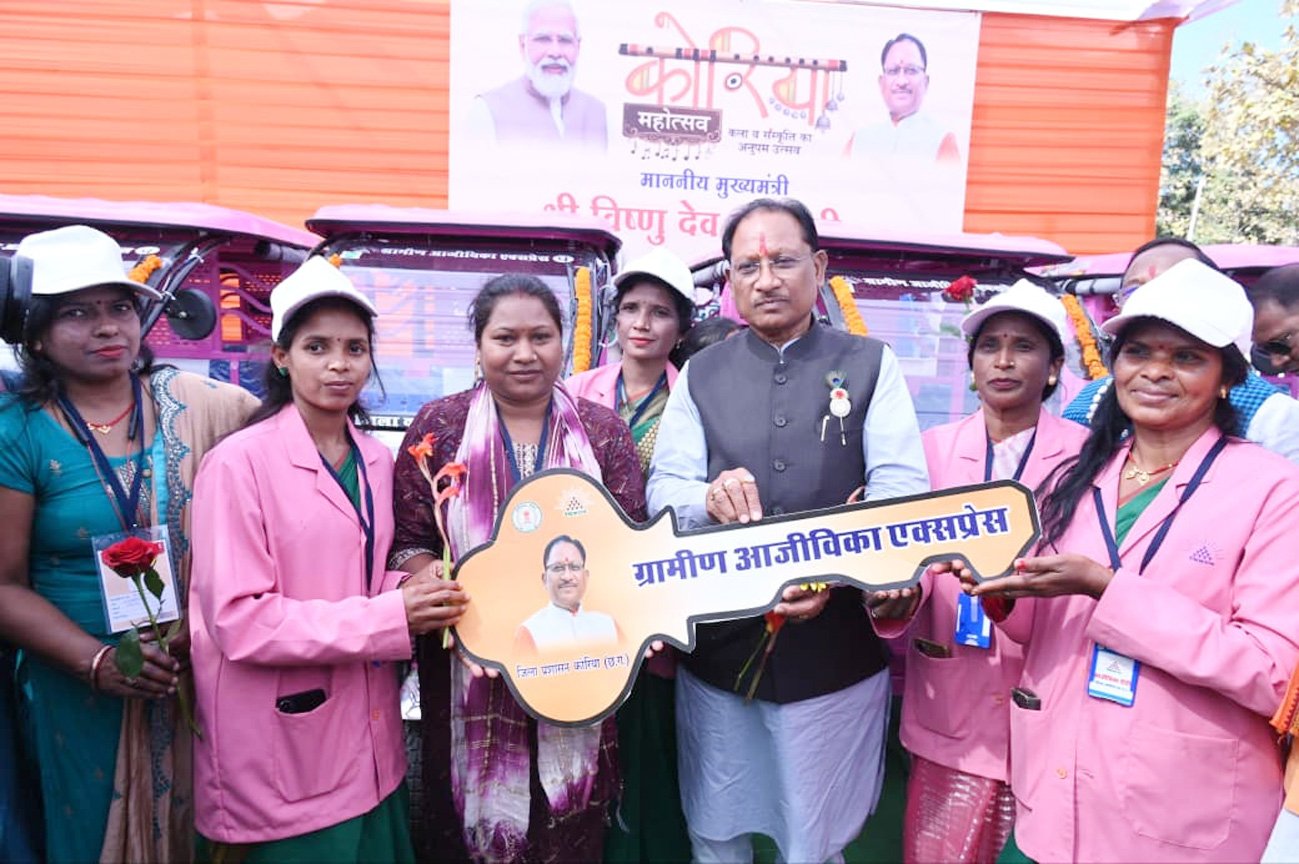 उज्ज्वला गैस, पिंक ई-रिक्शा और गार्बेज रिक्शा वितरण से आत्मनिर्भरता को मिला नया संबल