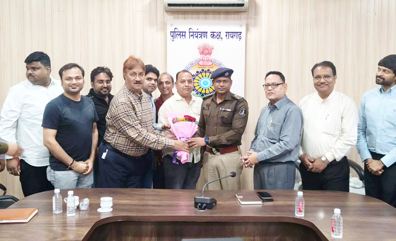 सराफा दुकानों की सुरक्षा को लेकर एडिशनल एसपी ने ली बैठक