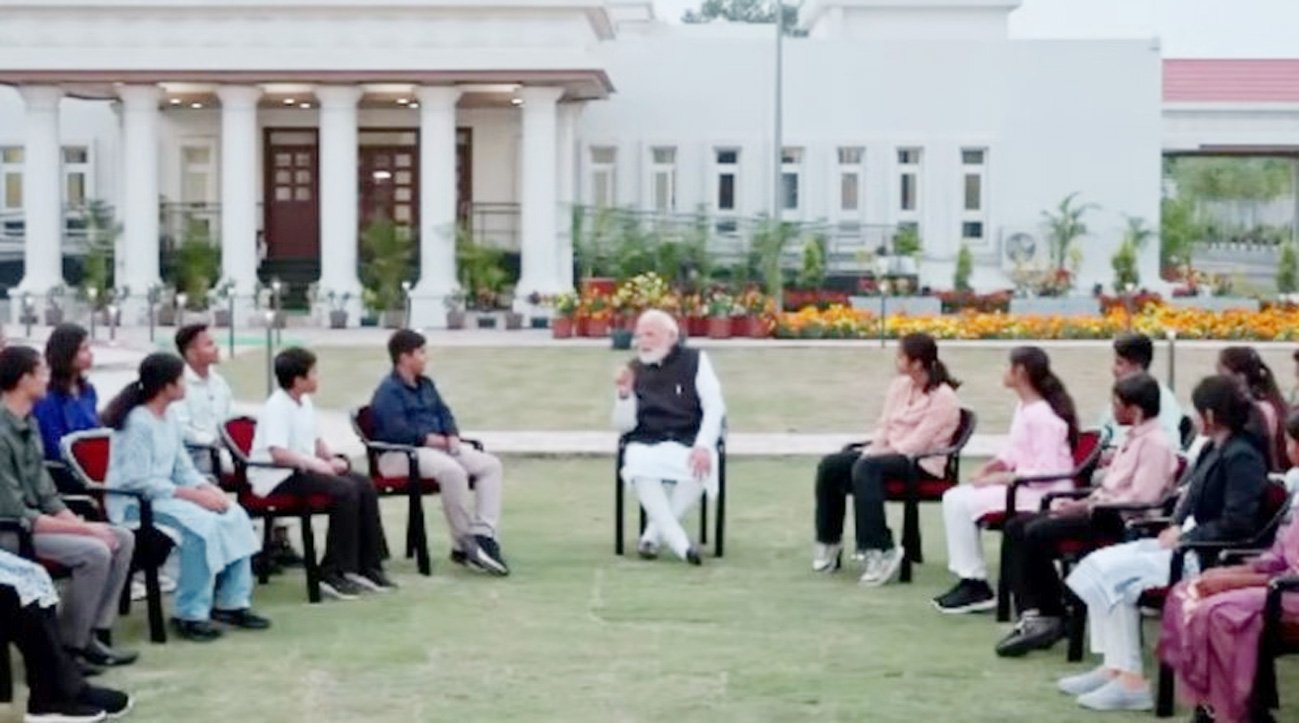 प्रधानमंत्री मोदी ने रायपुर में छात्रों से किया खुला संवाद, निडर बनने और नेतृत्व पर दी सलाह
