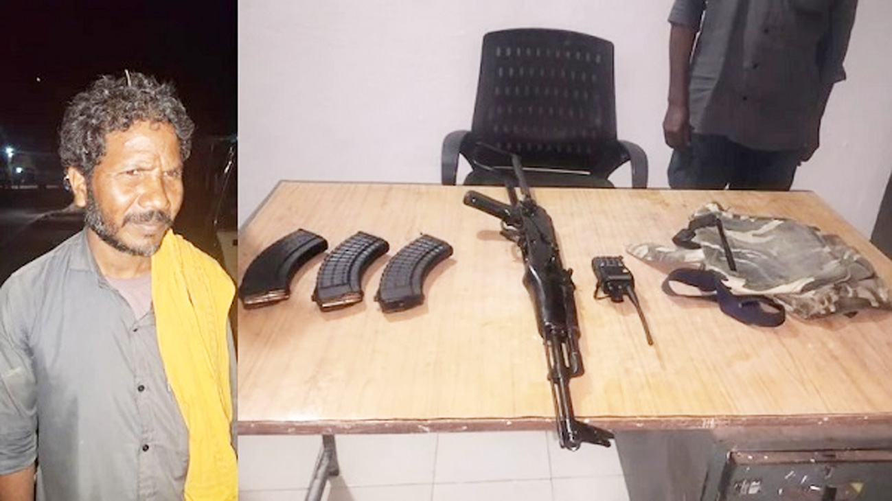 कांकेर में माओवादी मल्लेश ने AK-47 के साथ किया आत्मसमर्पण