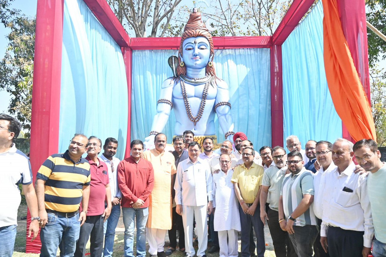 18 फीट ऊंचे शिव प्रतिमा का उद्योग मंत्री देवांगन ने पूजन अर्चना कर किया अनावरण