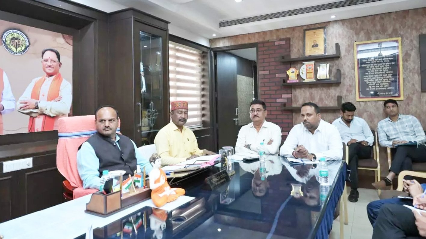 गर्मी की तैयारी को लेकर सभापति सूर्यकांत राठौड़ की जल बोर्ड अधिकारियों के साथ समीक्षा बैठक