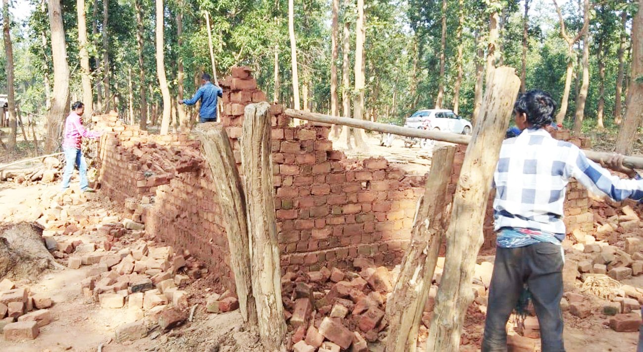 वन विकास निगम ने हटाया अवैध अतिक्रमण, ग्रामीणों का मिला सहयोग