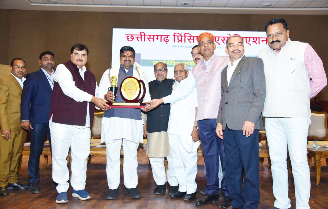 शासकीय विद्यालय संस्कार एवं सामाजिक सद्भावना के केंद्र हैं : गजेंद्र यादव