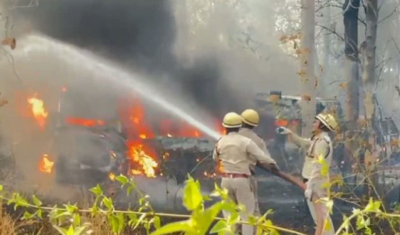 कोरबा मेडिकल कॉलेज परिसर में भीषण आग, 6 कंडम एंबुलेंस समेत कई वाहन जलकर खाक