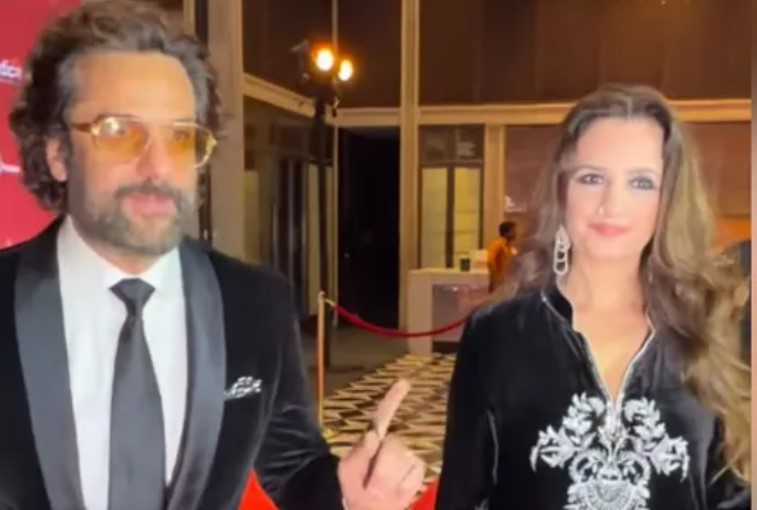 इवेंट में दिखी महिला को पत्नी समझ बैठे पापाराजी, फरदीन खान ने कहा— “यह मेरी बहन है, पत्नी नहीं”                                            