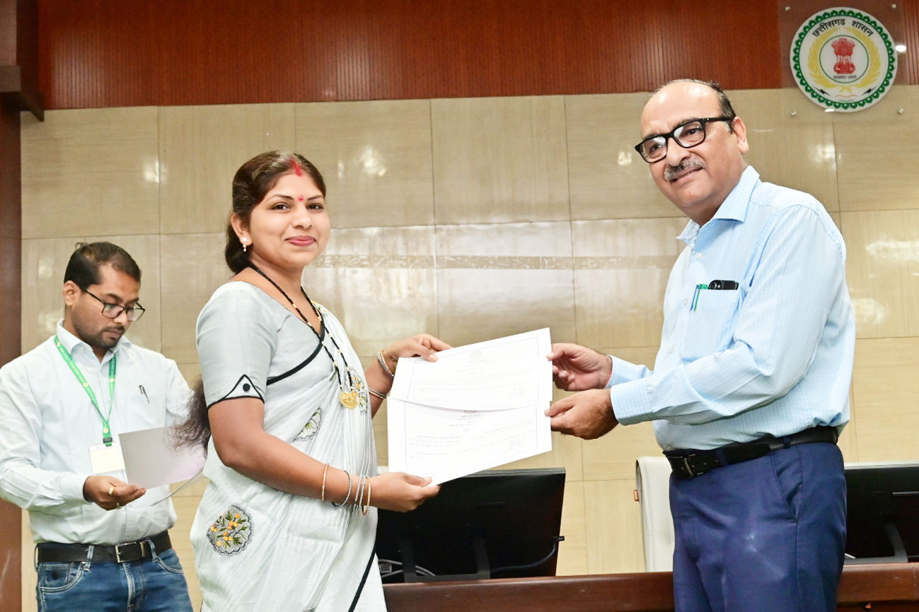 ई-ऑफिस में समयबद्ध कार्य करने और उपस्थिति में श्रेष्ठ प्रदर्शन करने वाले अधिकारी-कर्मचारी सम्मानित