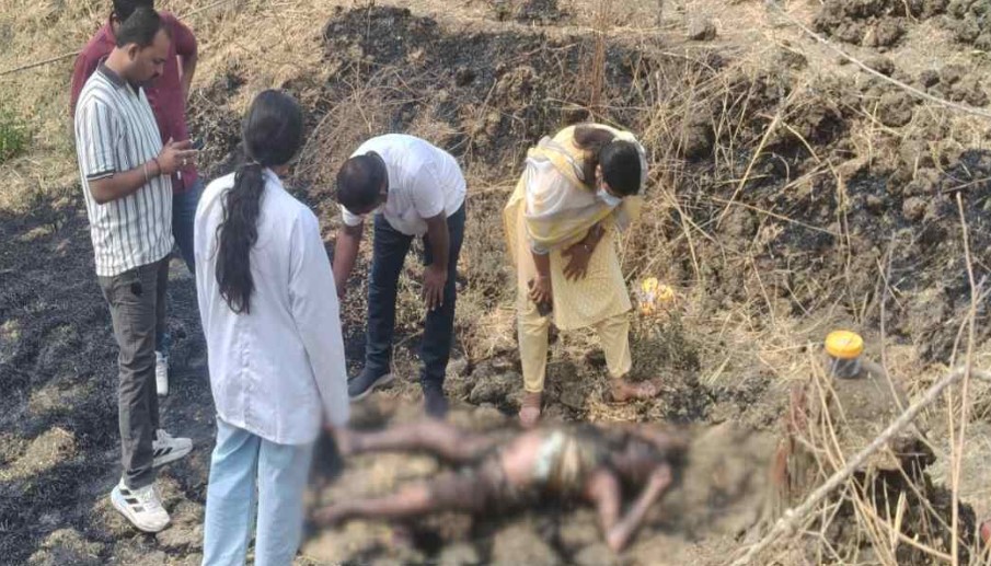 खेत में जली हालत में मिली युवती की लाश, अगले महीने होनी थी शादी