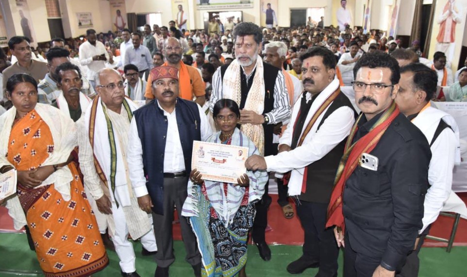 उपमुख्यमंत्री श्री विजय शर्मा ने जगदलपुर में बस्तर के 40,667 किसानों को 205.95 करोड़ रुपए की आदान सहायता राशि वितरण कार्यक्रम में की शिरकत