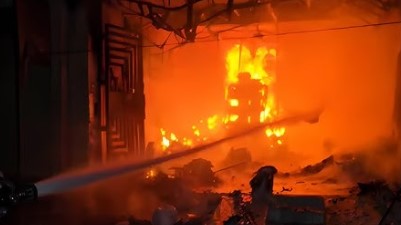 अंबिकापुर में मयूरी ई-रिक्शा शोरूम और गोदाम में भीषण आग — लाखों का सामान जलकर खाक