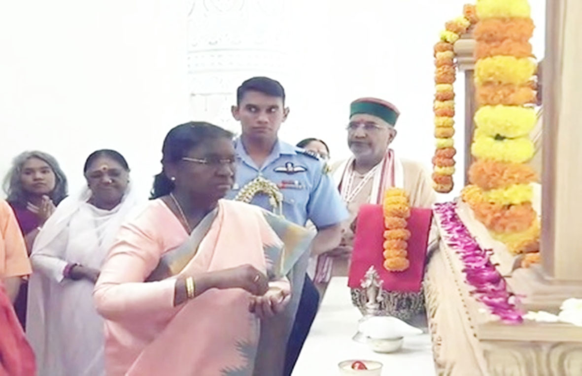 अयोध्या पहुंचीं राष्ट्रपति द्रौपदी मुर्मु, "श्रीराम यंत्र" स्थापना पूजन में हुईं शामिल