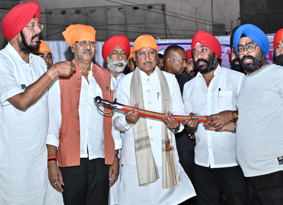 मुख्यमंत्री श्री विष्णु देव साय ने रायपुर रेलवे स्टेशन गुरुद्वारा में मत्था टेका, होला मोहल्ला यात्रा के लिए 17 बसों को दिखाई हरी झंडी