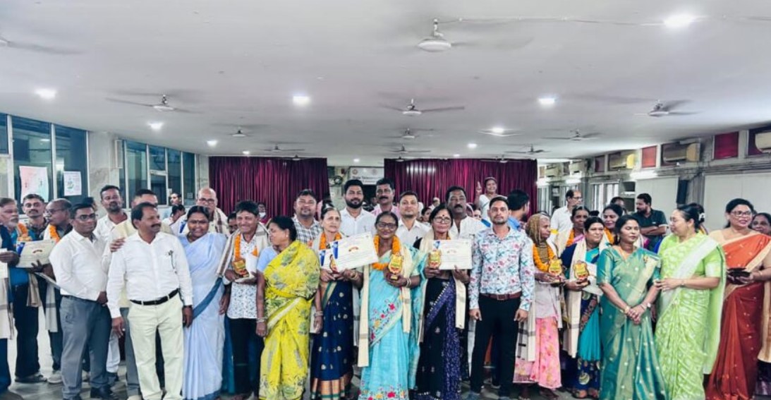 मेकाहारा के 24 सेवानिवृत्त चतुर्थ श्रेणी कर्मचारियों का किया गया भव्य सेवा सम्मान