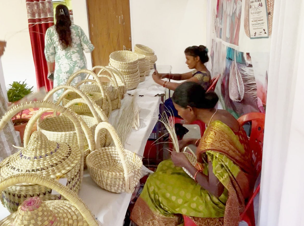 पारंपरिक हस्तशिल्प उत्पाद बना आजीविका का साधन