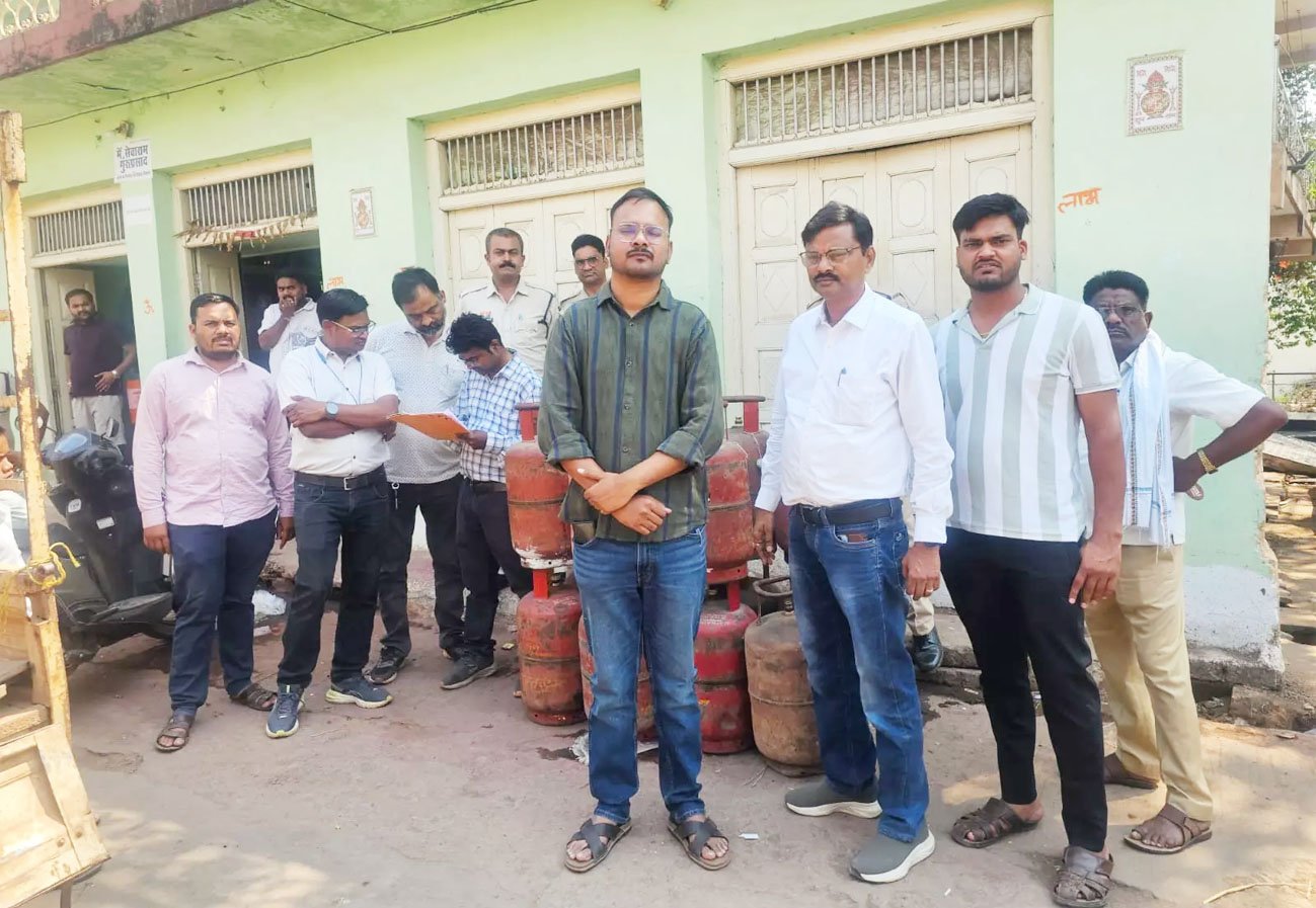 व्यापारी के गोदाम से 23 गैस सिलेंडर जब्त, एसडीएम ने मारी रेड