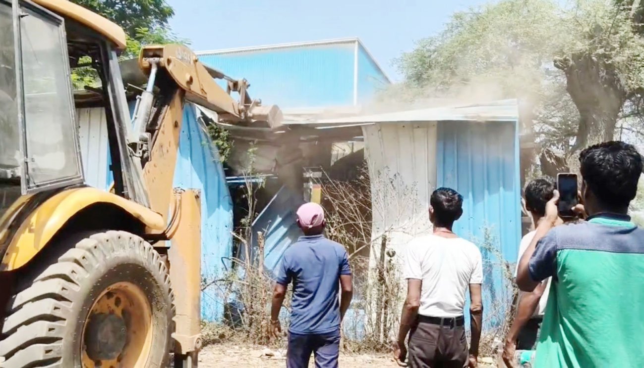 जिला प्रशासन द्वारा अतिक्रमण हटाने की गई कार्रवाई की गई