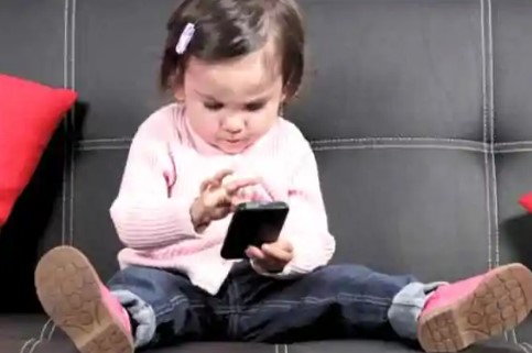 मोबाइल ने छीनी बच्चों की आवाज — सरगुजा में 100 से ज्यादा बच्चे कार्टून कैरेक्टर की तरह बोल रहे, ऑटिज्म और ADHD का बढ़ता खतरा