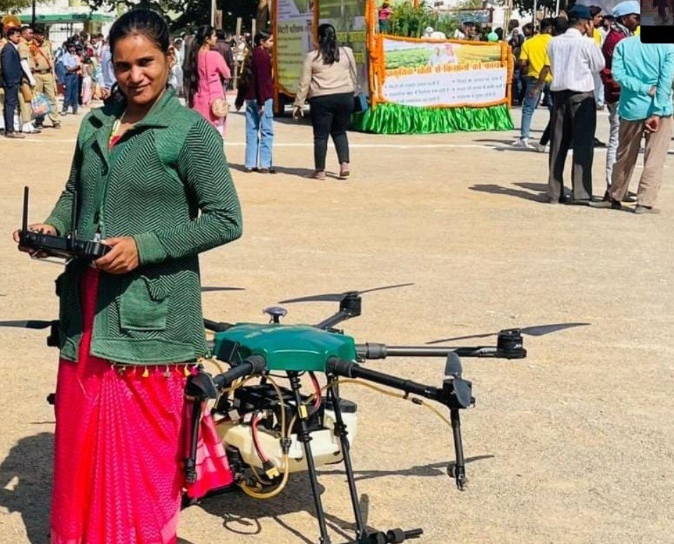 बिहान’ से मिली नई उड़ान:गांव में कहलाती हैं ‘ड्रोन दीदी’