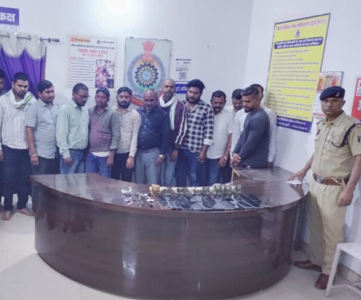 आधी रात रिसॉर्ट में पुलिस का छापा, ताश पर लग रहे थे लाखों के दांव; 16 जुआरी रंगे हाथों गिरफ्तार, 25 लाख से अधिक की संपत्ति जब्त