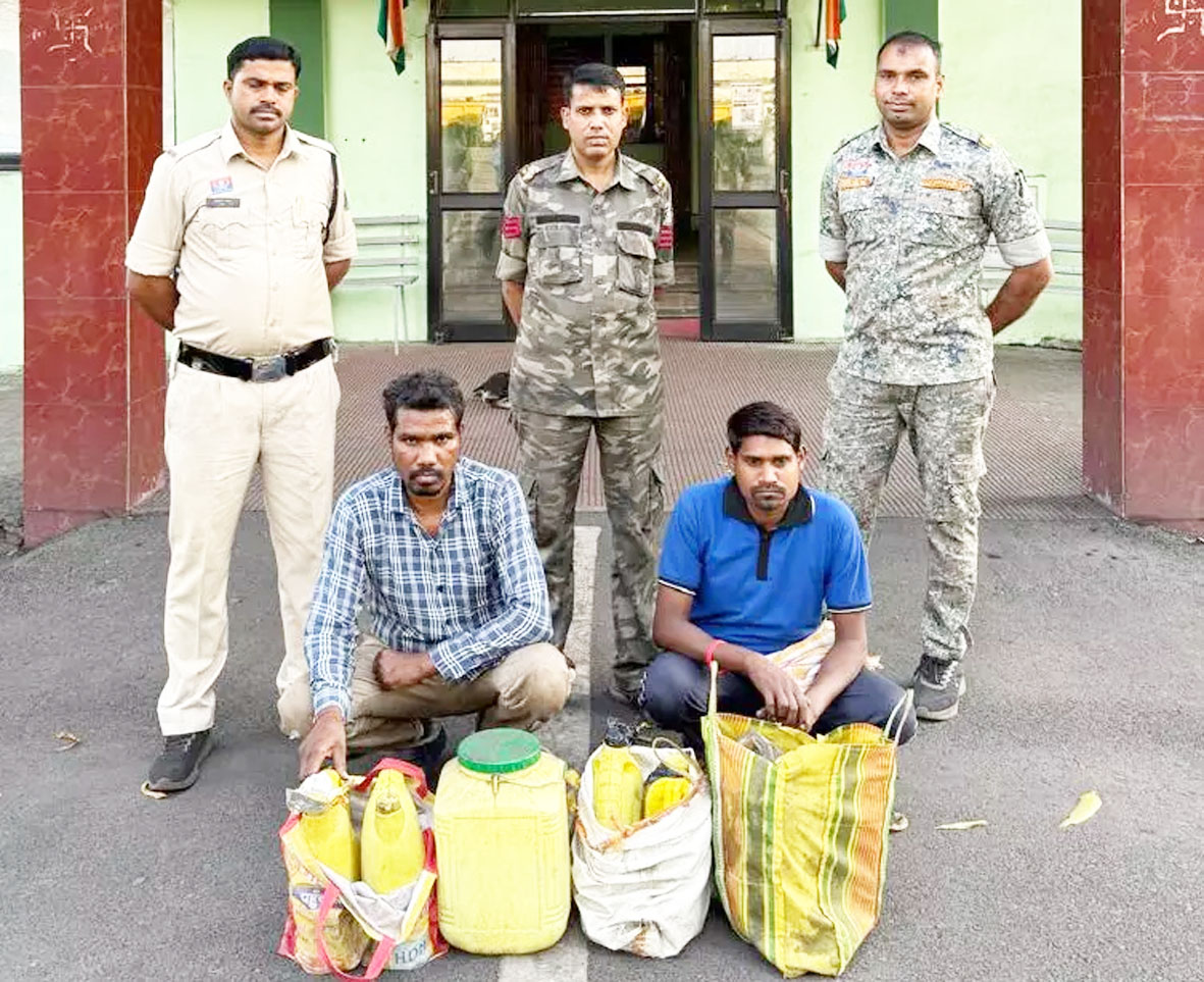 जंगल में दो अलग-अलग रेड, दो आरोपी गिरफ्तार