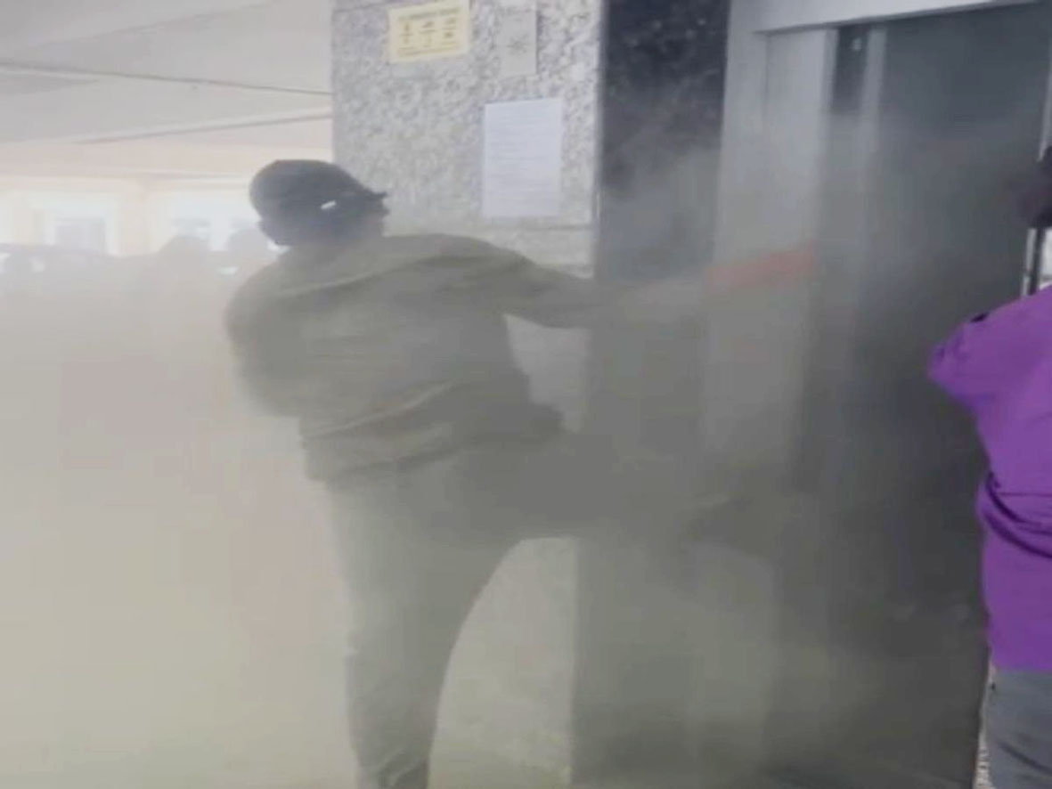 लिफ्ट में आग से अपार्टमेंट में मचा हड़कंप, समय रहते टला बड़ा हादसा