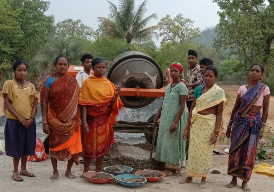 ईंट निर्माण से आत्मनिर्भर बन रही हैं 'बिहान' समूह की महिलाएं, ग्रामीण विकास की बनीं मिसाल