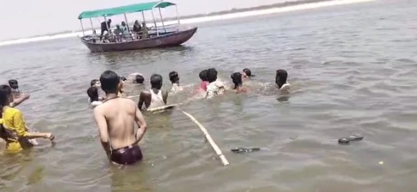 वाराणसी के शिवाला घाट पर डूबते श्रद्धालुओं को बचाया गया
