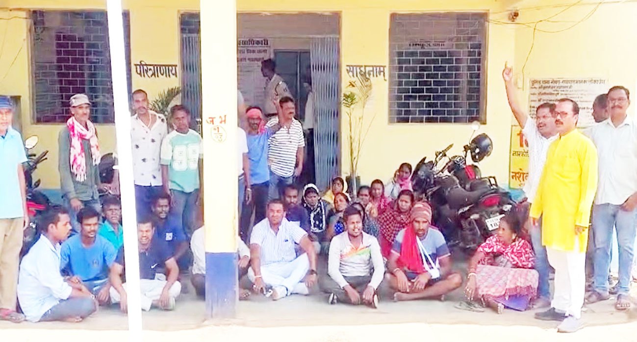 गोबरा नवापारा थाने में सफाई कर्मचारी से मारपीट, हाथ फ्रैक्चर- कांग्रेस का विरोध प्रदर्शन