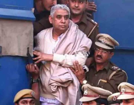 11 साल बाद जेल से बाहर आए रामपाल, 20 गाड़ियों के काफिले में आश्रम रवाना