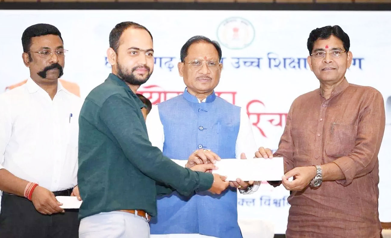 प्रयोगशाला परिचारक के पदों पर चयनित युवाओं को सीएम साय ने बांटे नियुक्ति पत्र