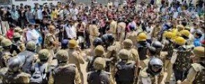 नोएडा में हिंसा: 300 से ज्यादा लोग गिरफ्तार, 7 FIR दर्ज, व्हाट्सएप ग्रुप की जांच