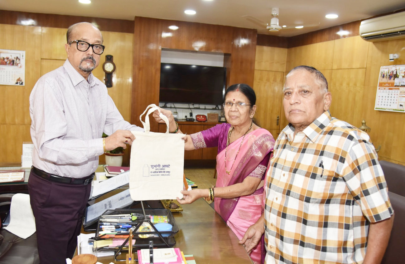 राज्यपाल से नो प्लास्टिक कैंपेन की ब्रांड एंबेसडर श्रीमती आप्टे ने की मुलाकात