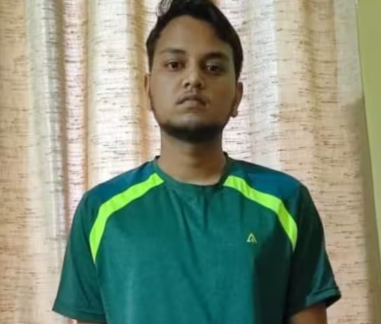 JEE Mains में 'हाईटेक मुन्नाभाई' पकड़ाया: चप्पल काटकर छुपाया मोबाइल, लंगड़ाकर चलने से खुली पोल