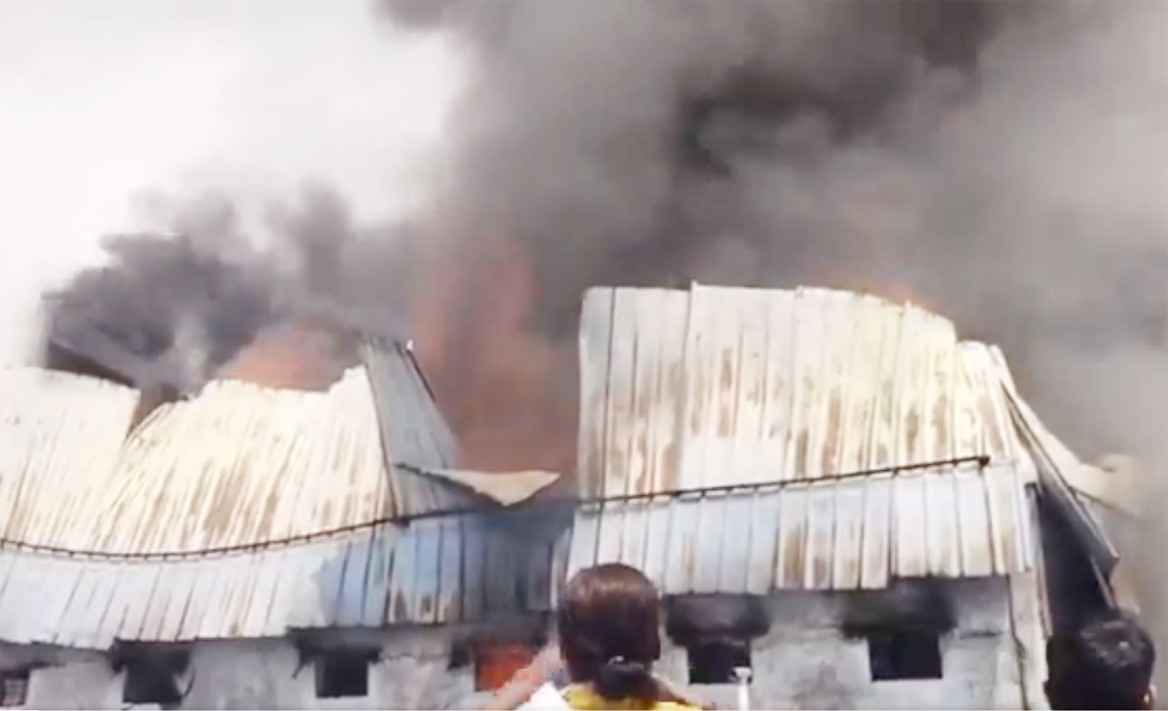 प्लास्टिक और पटाखा दुकान में लगी भीषण आग, आसपास के लोग घर छोड़कर भागे
