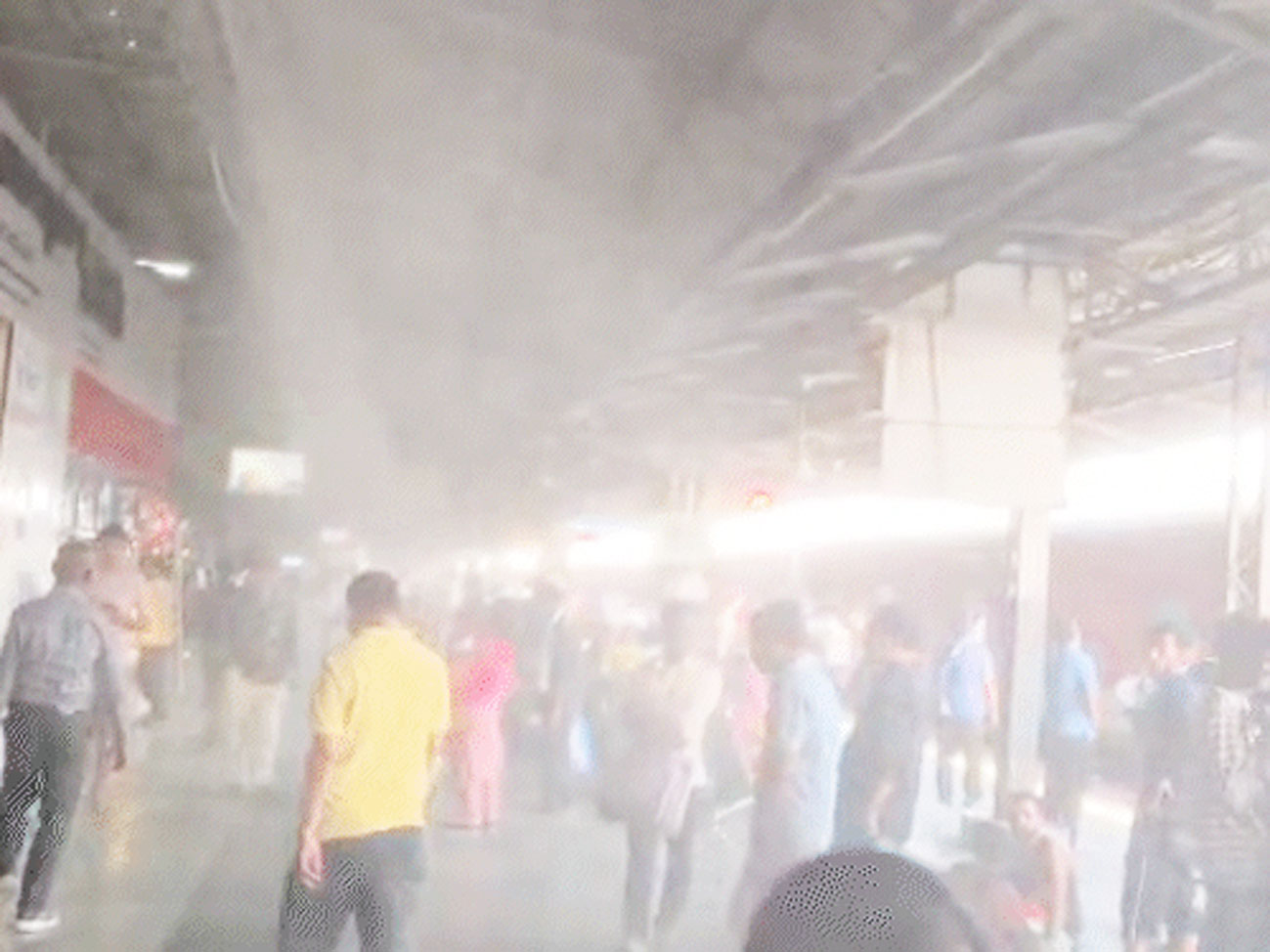 रायपुर रेलवे स्टेशन के प्लेटफॉर्म नंबर-1 में पानी की फुहारें का इंतजाम