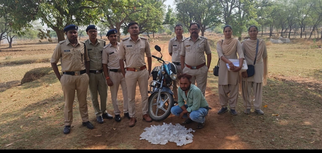 आबकारी टीम की कार्रवाई,4 हजार रुपये के महुआ शराब एवं दो पहिया वाहन जब्त