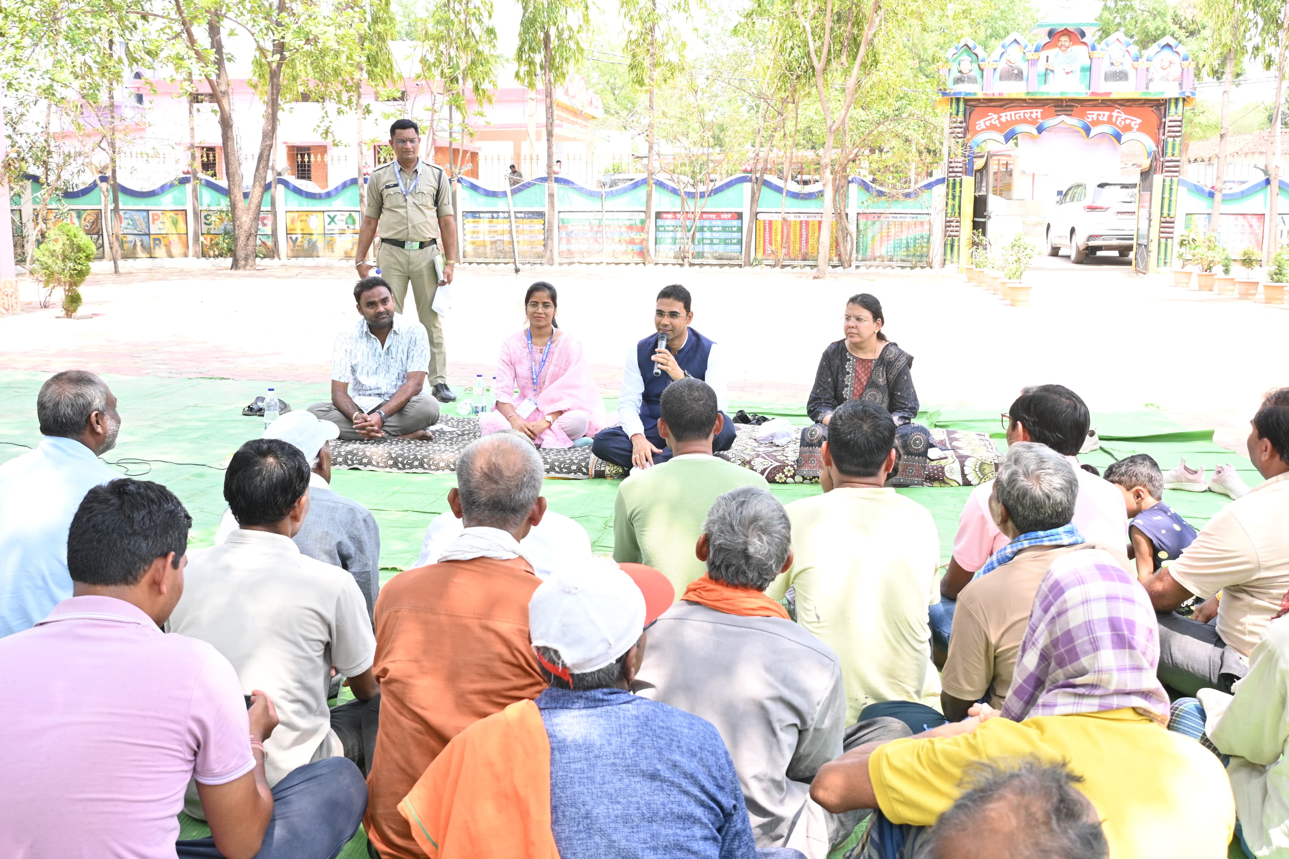  कलेक्टर ने गुड़ेलिया में जनजातीय गरिमा उत्सव शिविर का लिया जायजा         