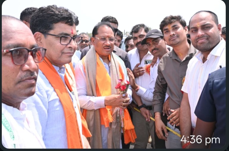 मुख्यमंत्री का हेलीपेड पर गर्मजोशी से स्वागत:भाटापारा जिले के ग्राम करहीबाजार पहुंचे