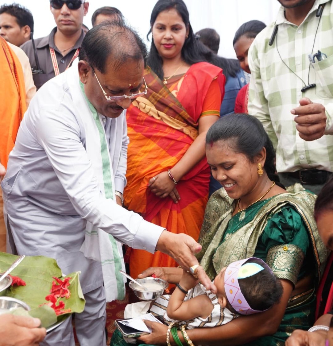 मुख्यमंत्री ने बच्चों को कराया अन्नप्राशन, गोदभराई कार्यक्रम में दी शुभकामनाएं                                            